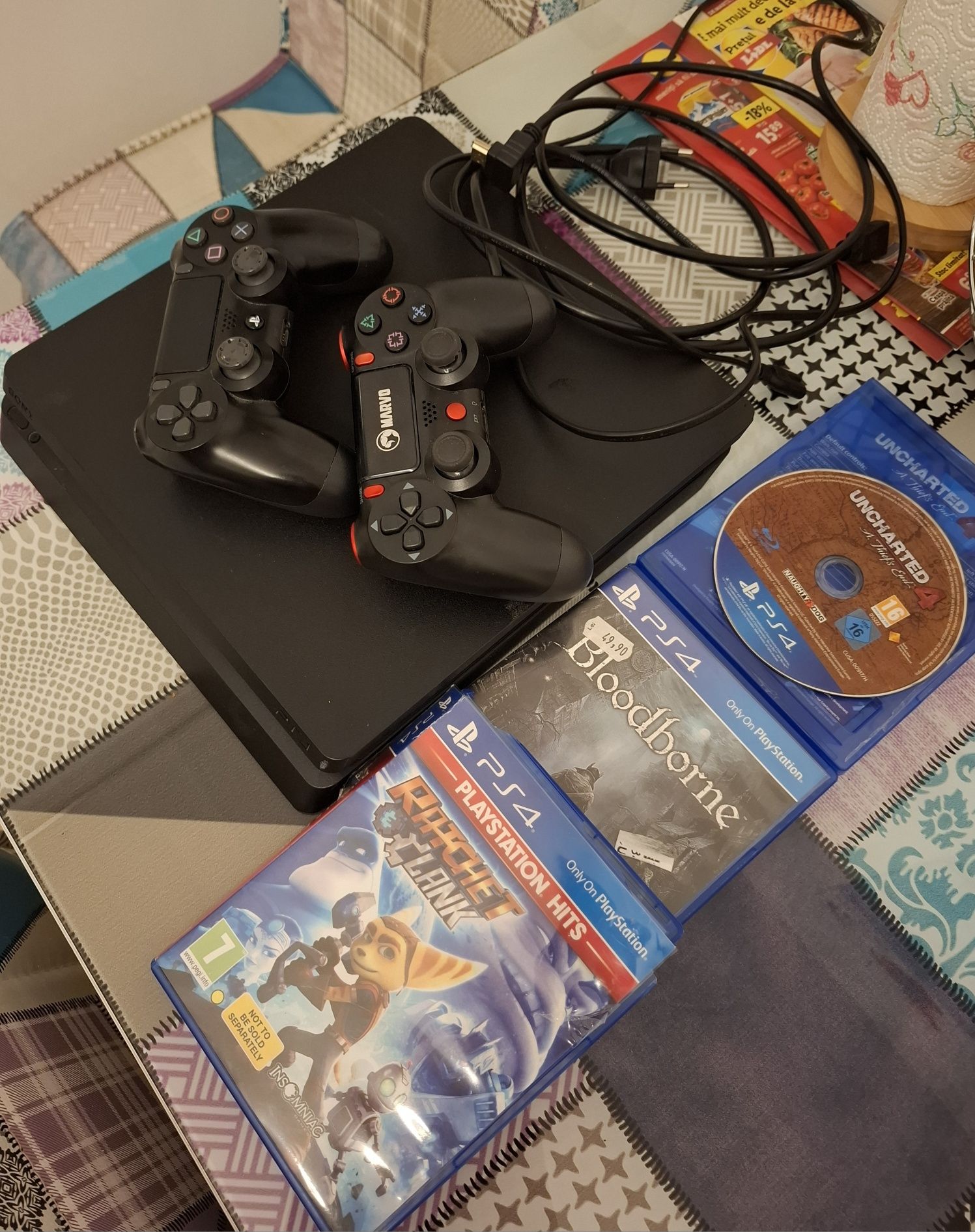 PlayStation 4 model CUH-2216A cu 2 manete si jocuri