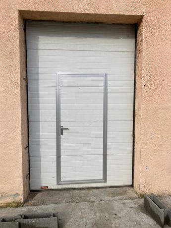 Poarta de garaj cu ușă pietonala