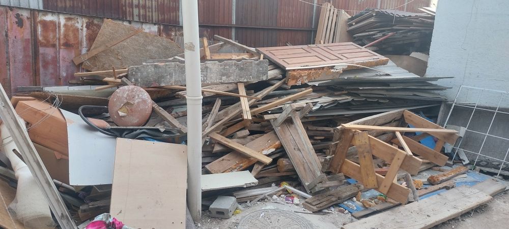 Сухие дрова отдам бесплатно + диван с креслом тоже бесплатно