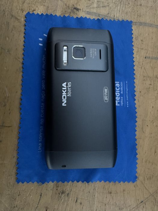 Nokia n8 negru la culoare