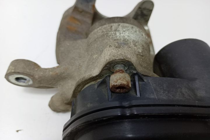 Etrier  dreapta spate cu prinderi motoraș rupte 32353310C Nissan X-T