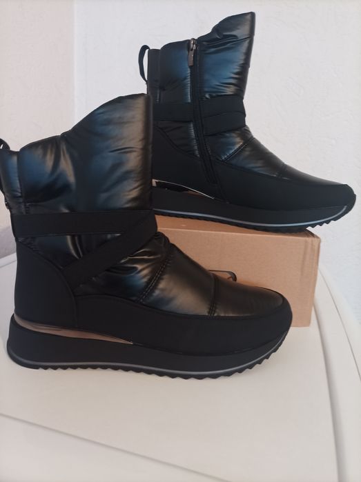 Черни дамски спортно-ежедневни зимни боти