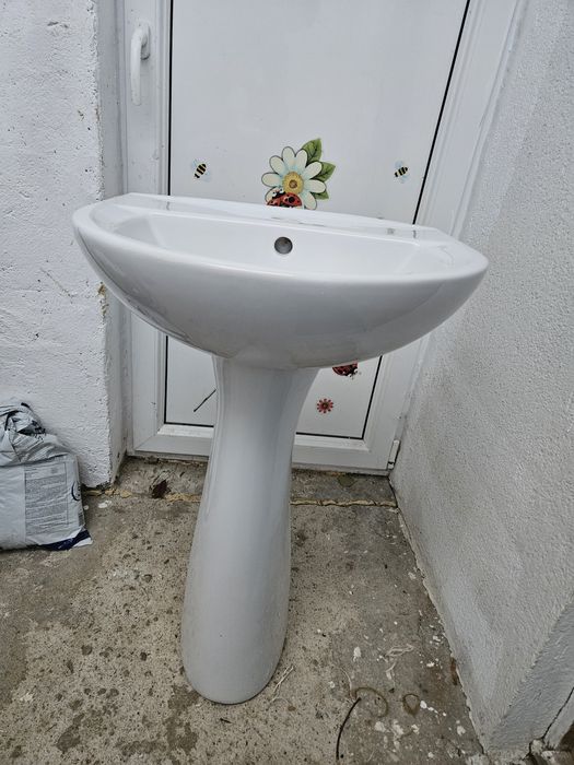 Lavoar cu picior si oglinda pentru baie