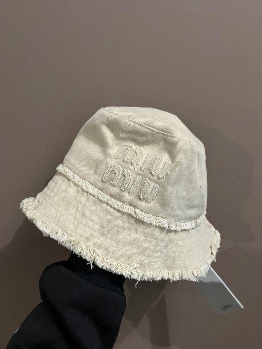 Дамски шапки в два цвята