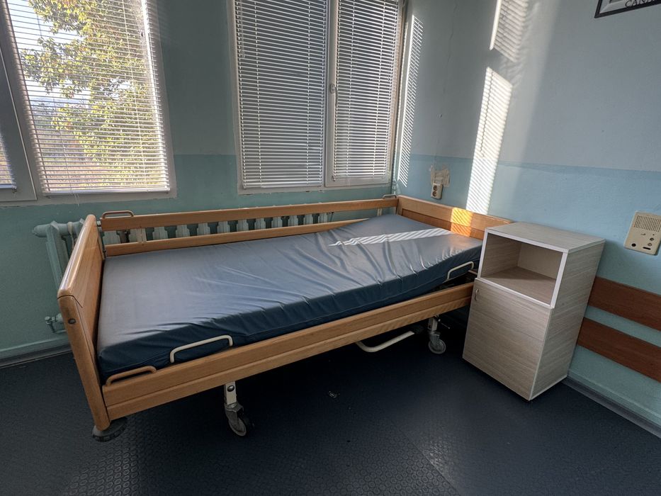 Болнични легла използвани с механично повдигане много запазени