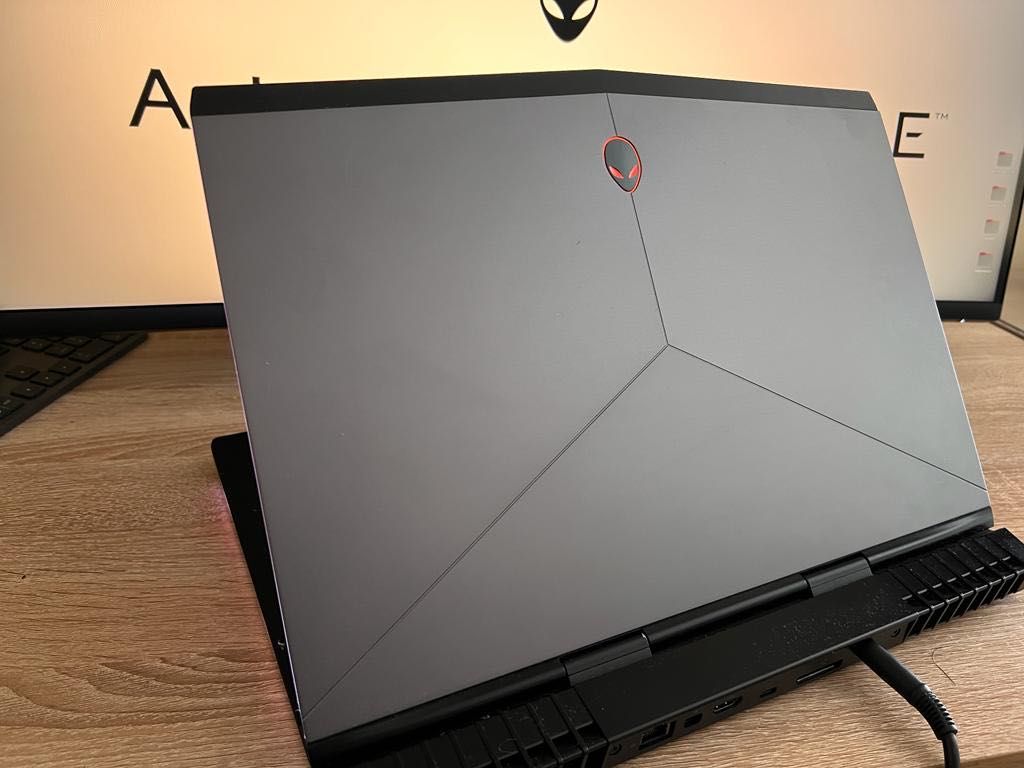 Продавам Alienware 15 R4 - Мощен лаптоп от Америка!