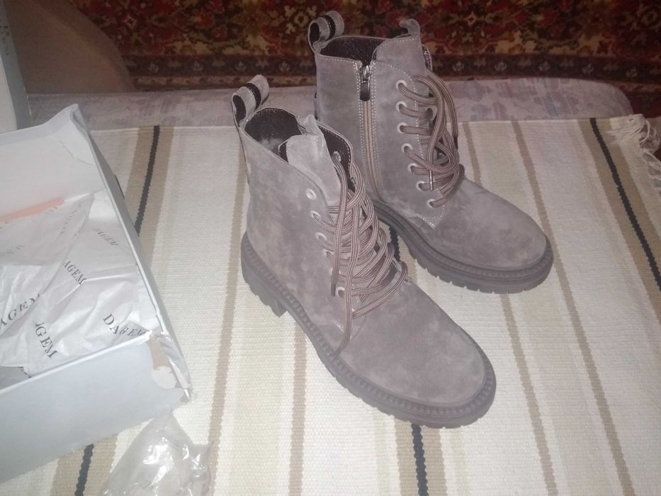 Продам женские ботинки