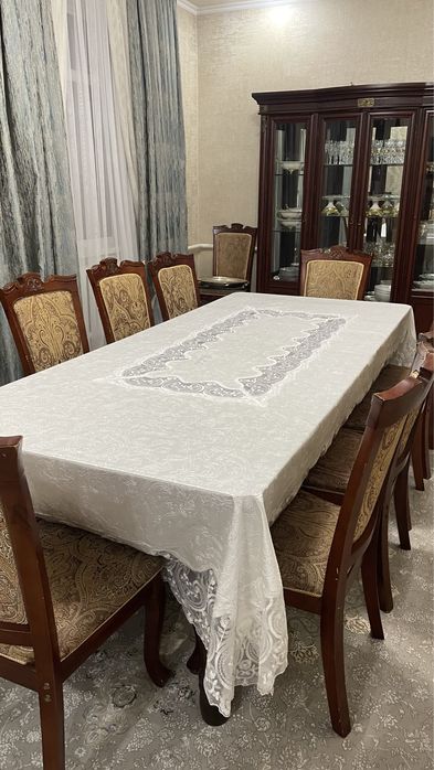 Продаю стол с 16 стульями.