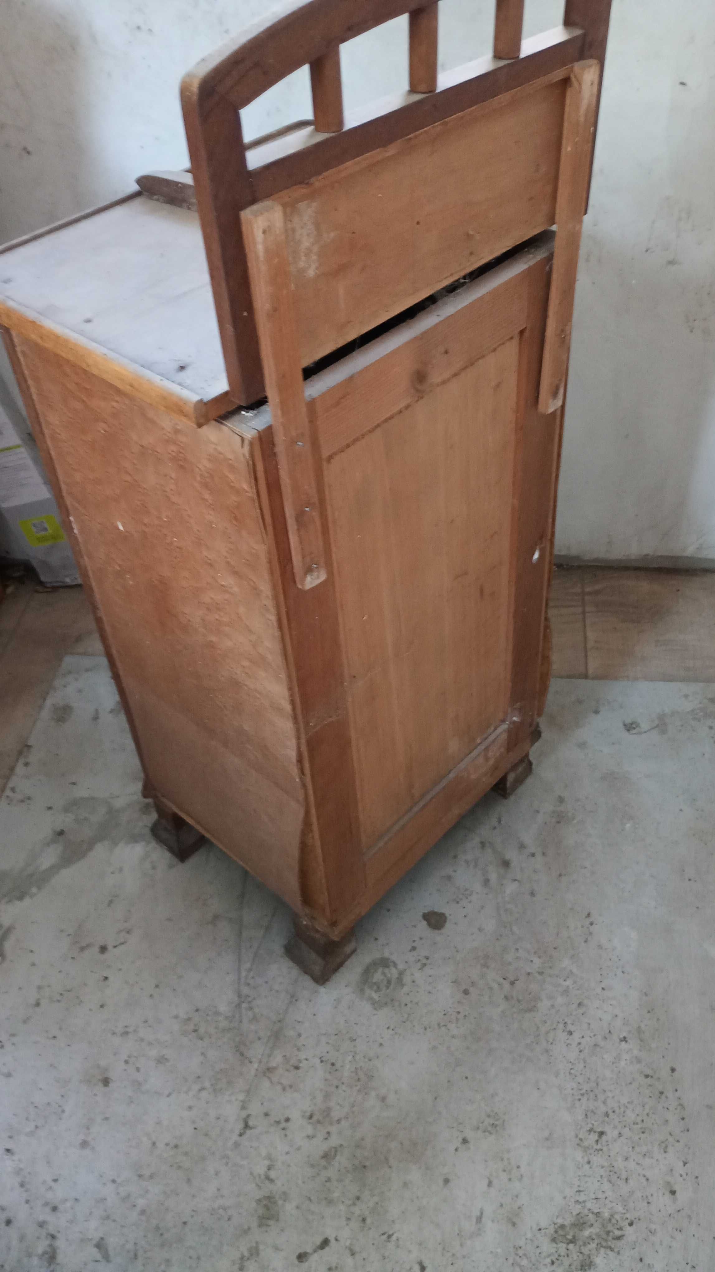 Старинно нощно шкафче