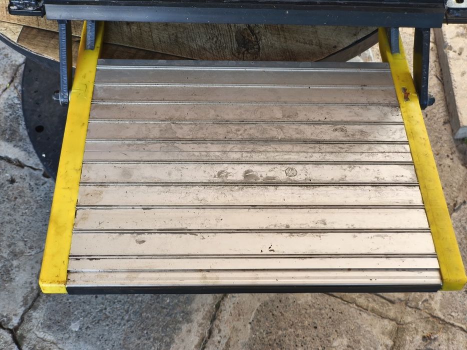 Продавам електрическо стъпало за кемпер