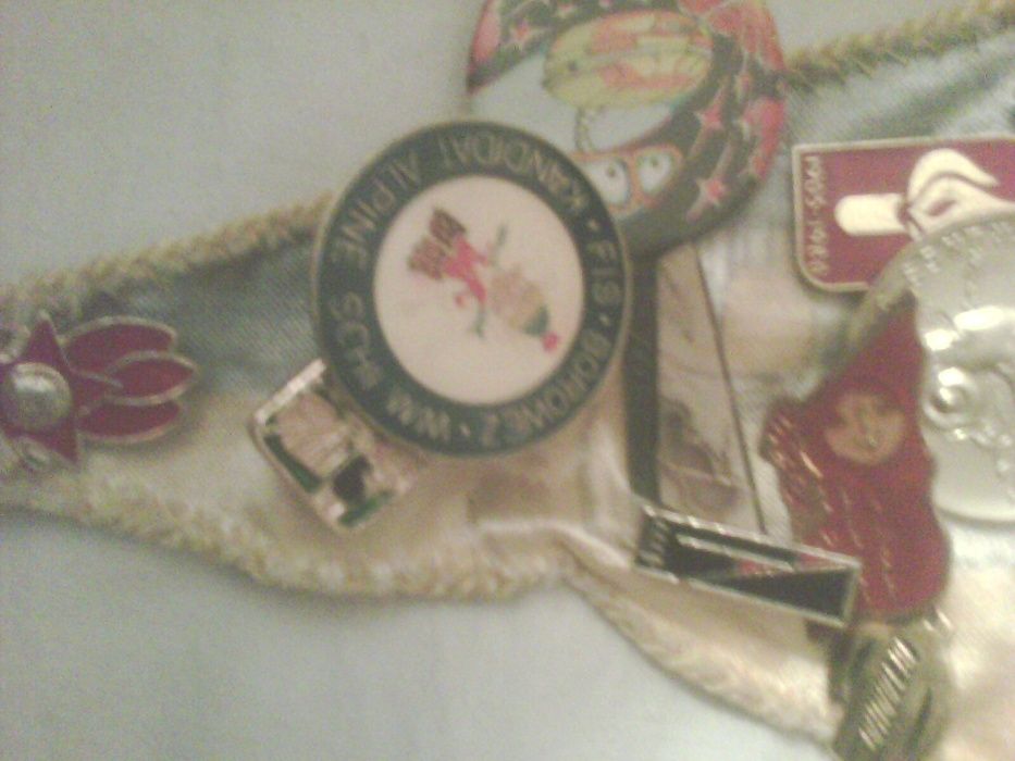 Продавам колекция български и чужди значки