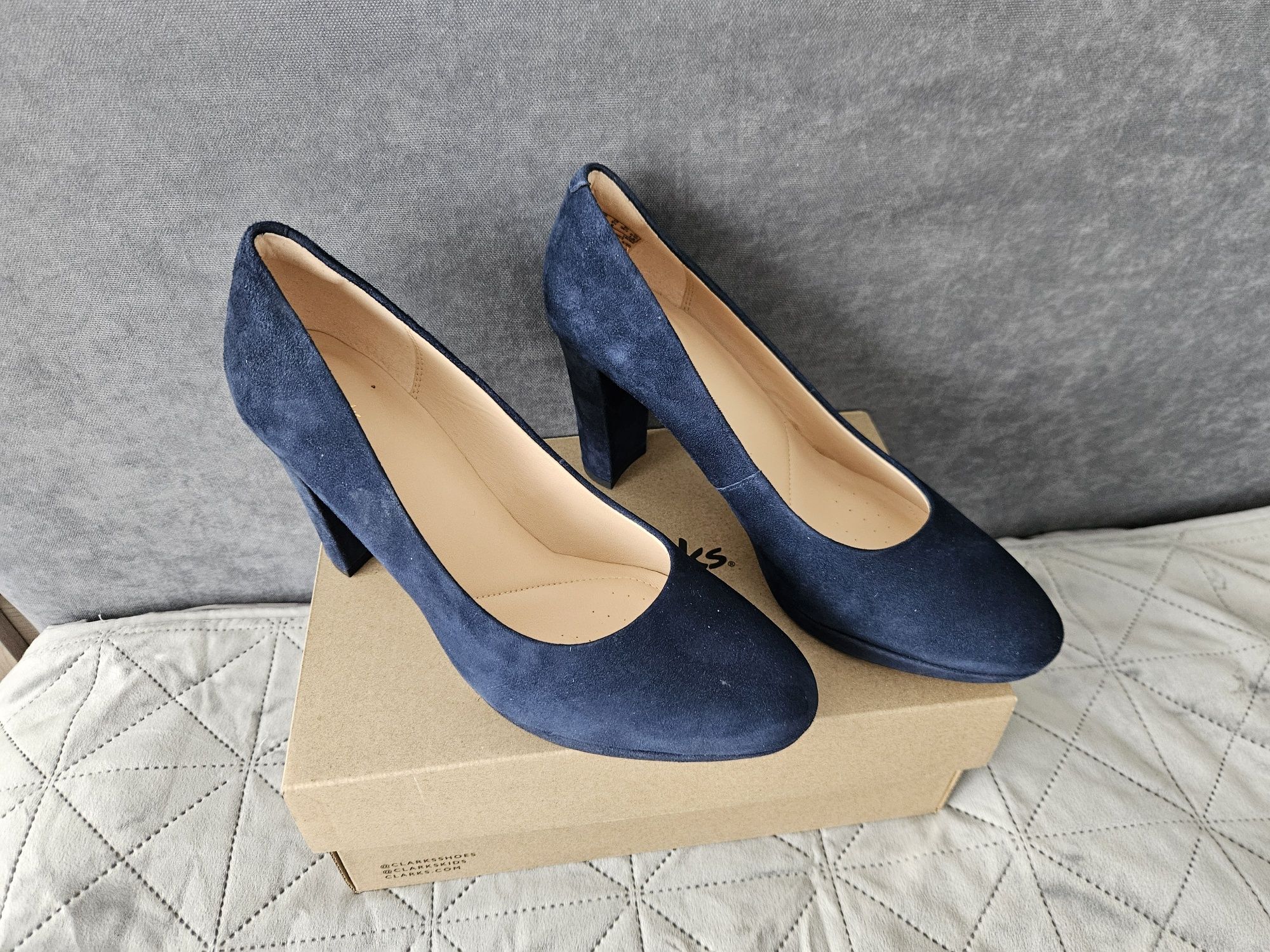 Clarks официални сини велурени обувки 39 номер 25.5см нови в кутия