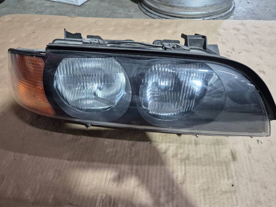 Десен фар Бмв Е39 Hella 5 серия BMW E39 фарове