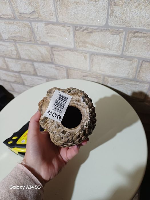 Статуетка на таралеж с шишарка