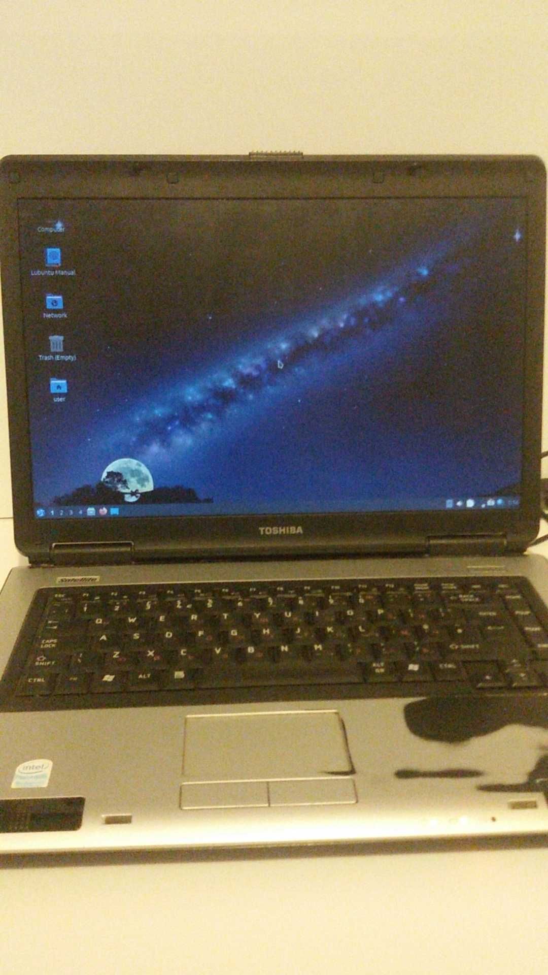 Лаптоп Toshiba Satellite L40-14F с дефекти лека работа или за части