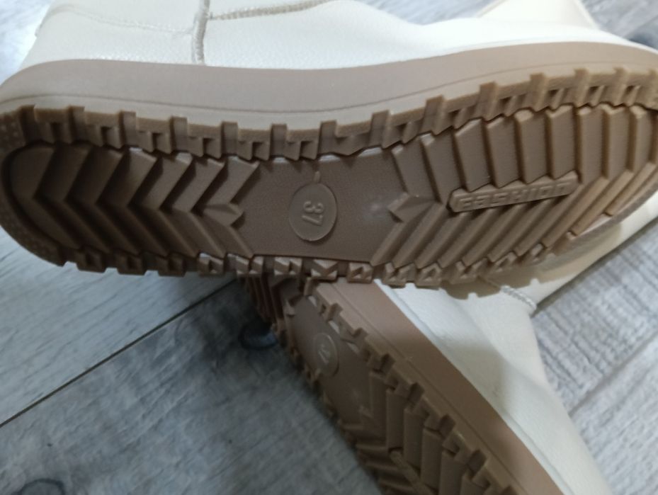 Cizme  foarte  îmblănite,  sânt noi