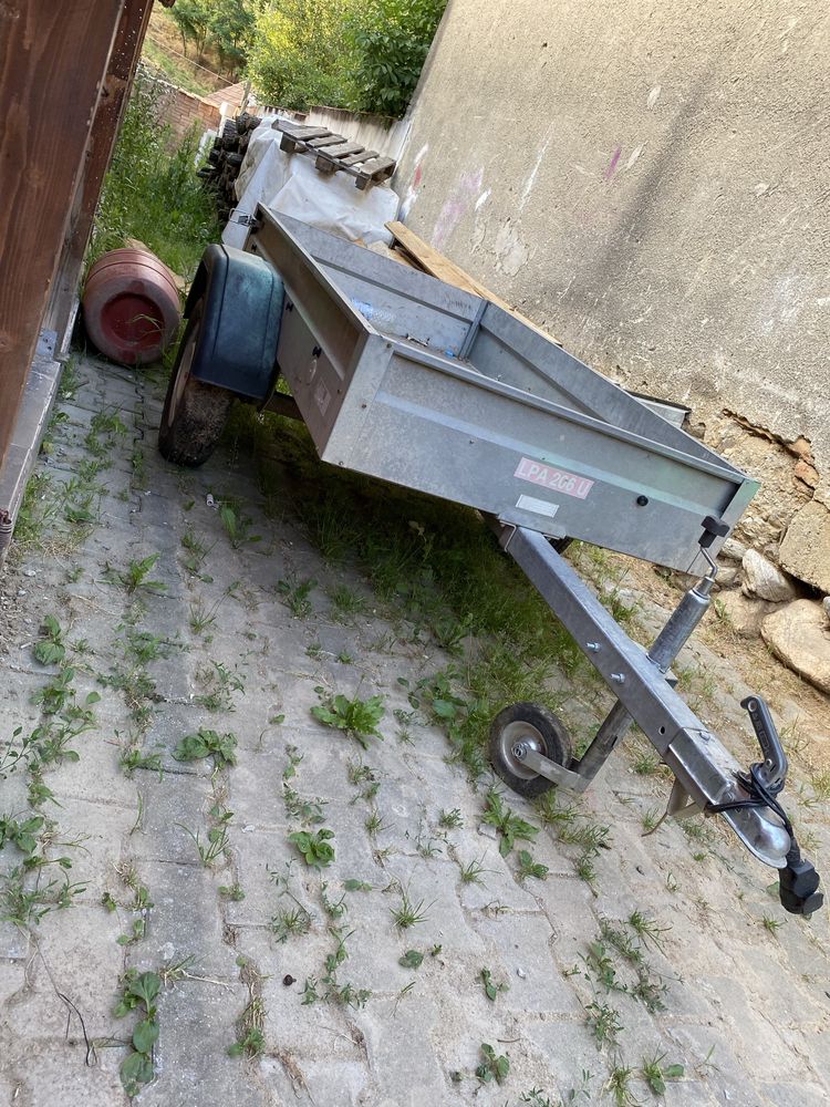 vând remorcută impecabila Cauciucuri ca noii pe ea