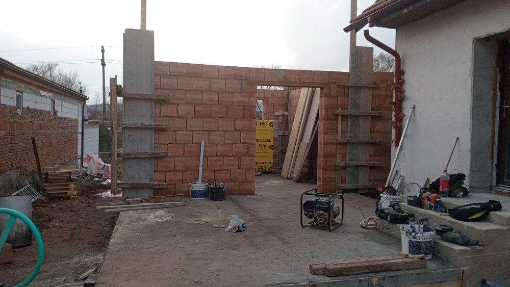 Construim case la rosu