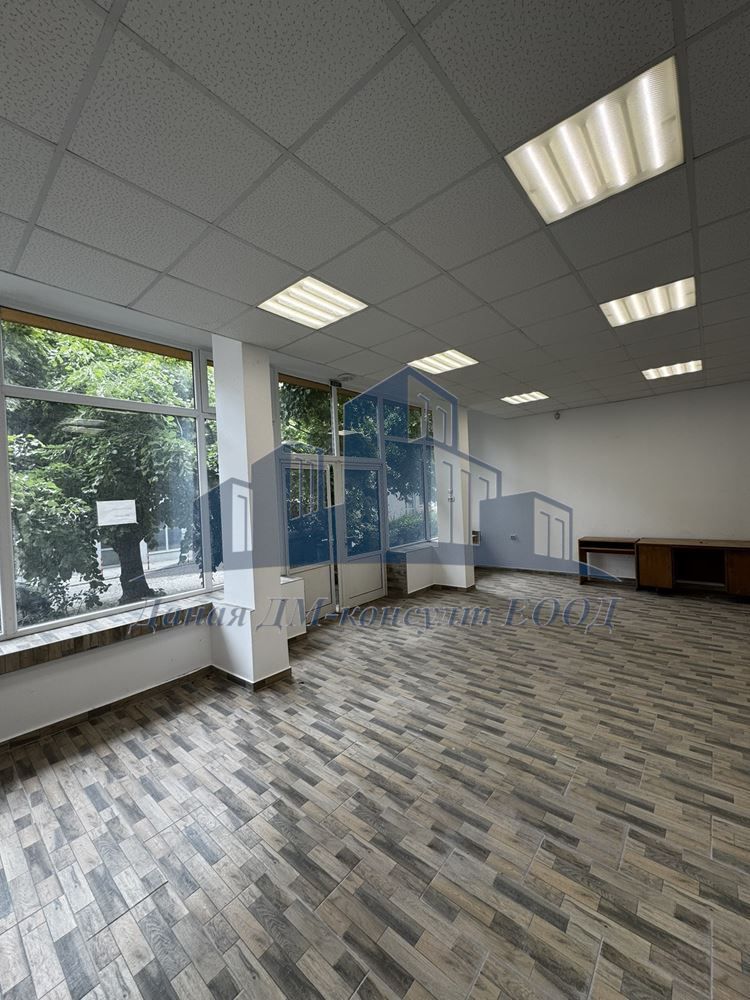 Дава се под наем Офис в Шумен, Център - 65 кв.м за 357 € - Снимка #3