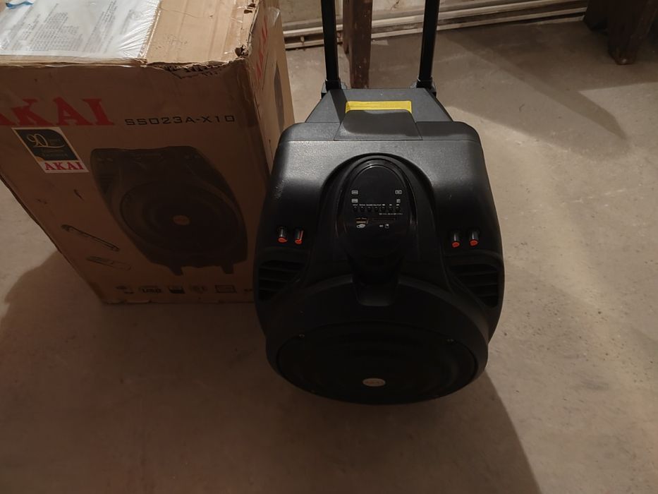 Vând boxa Akai SSO23A-X10