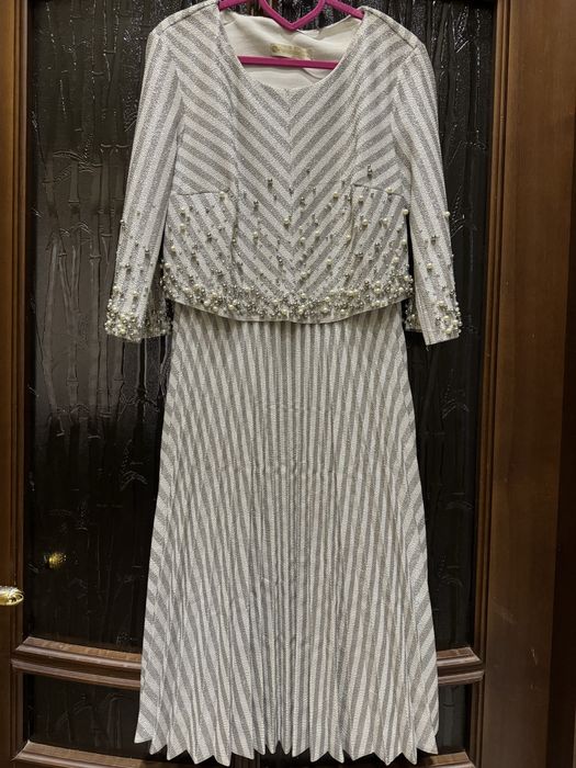 серое платье с бусами 38-40