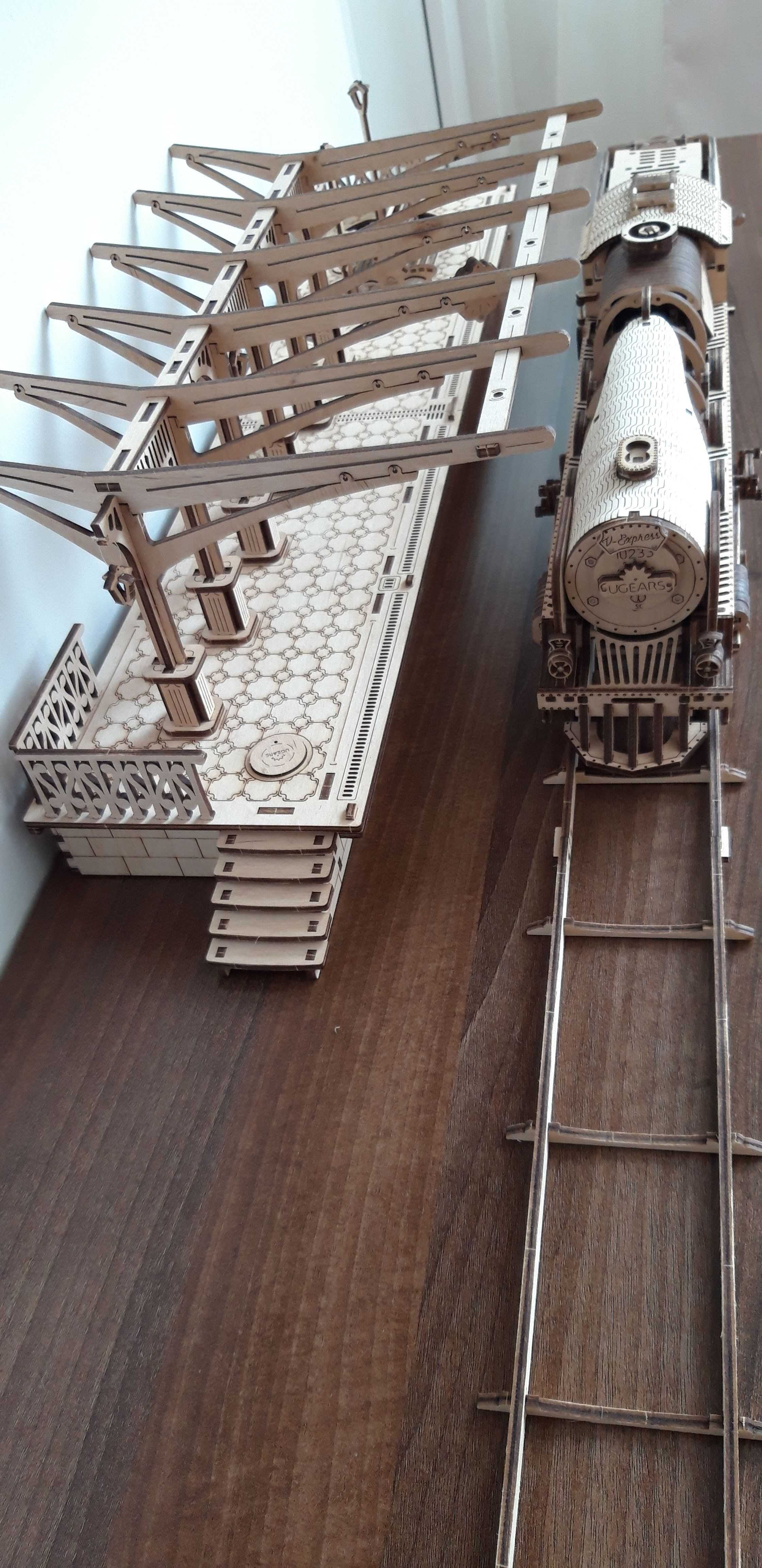 Puzzle 3D asamblat Tren express și peron gara