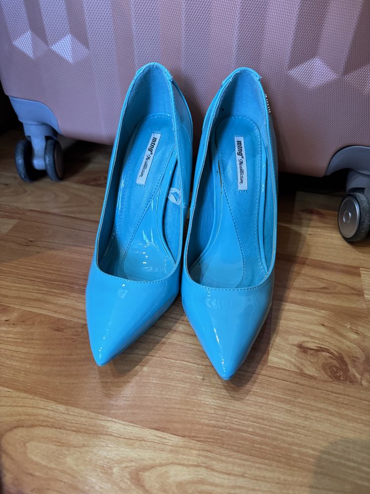Pantofi cu toc.