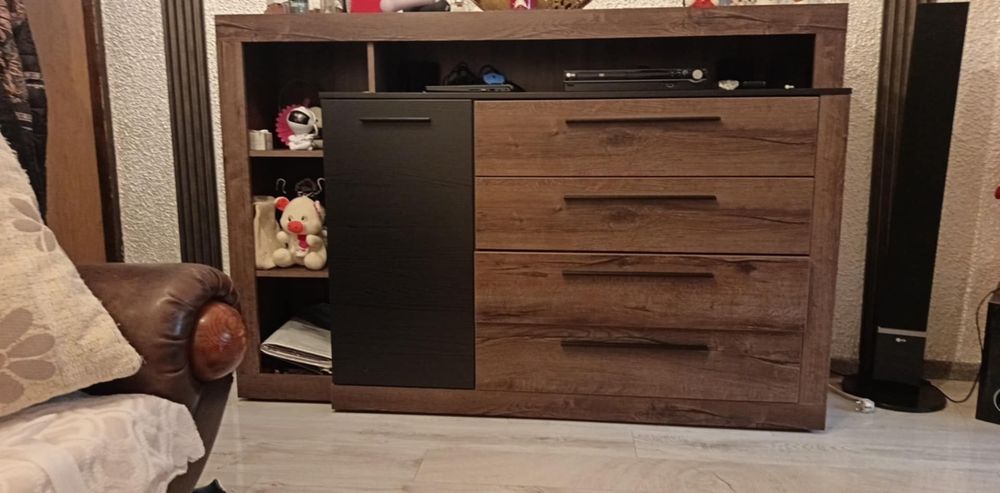 Продавам СКРИН 300лв и маса с повдигащ механизъм 130лв