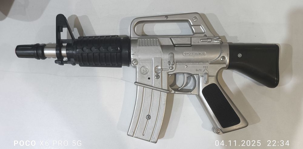 Игрушечный автомат на пистонах