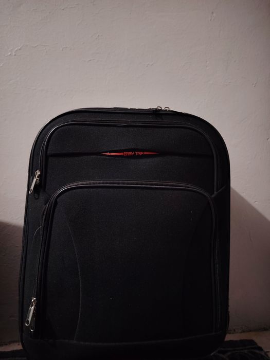 Troler negru spațios