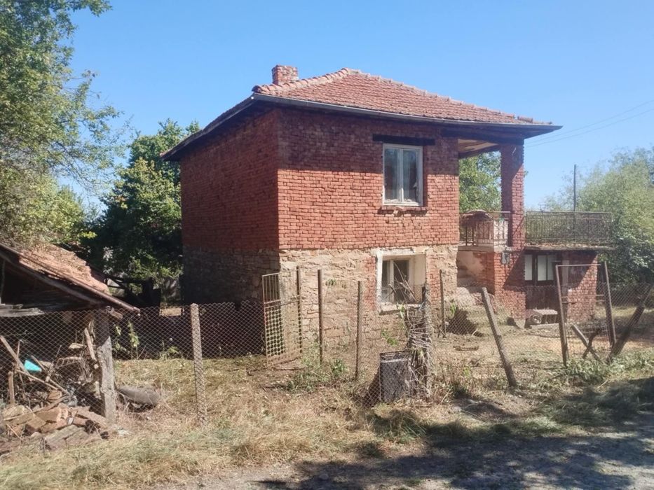 Къща с голям двор