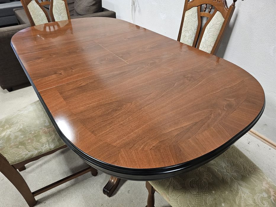 Masă extensibilă cu 4 scaune