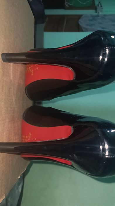 Pantofi damă, cu toc subțire stiletto din piele lăcuită neagră