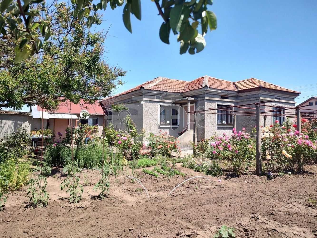 с. Преспа, обл. Добрич, голяма къща с двор 1550кв.м, 75000лева.