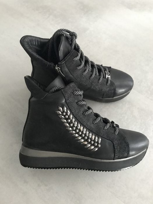 Ghete din piele, cu pietricele cusute, marimea  36-37