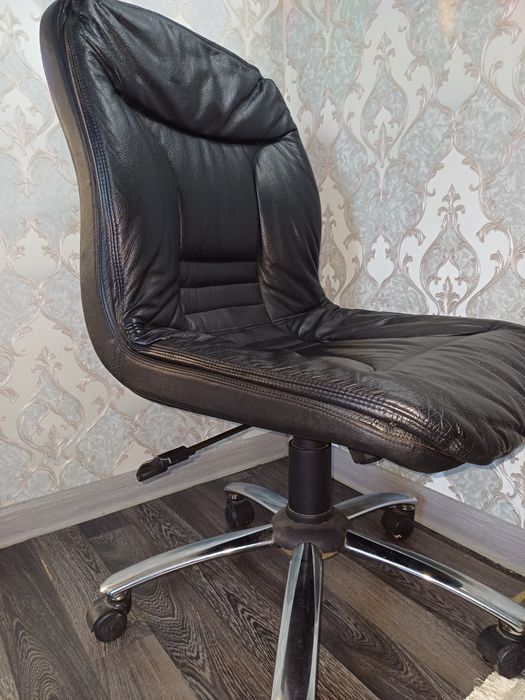 Кожаное кресло офисное