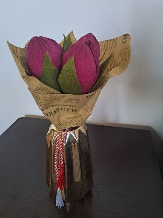 Vaza aurie cu flori decorative