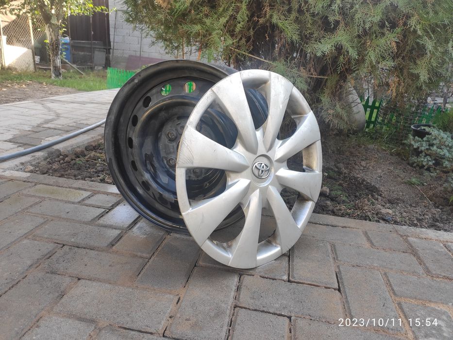 Продам на Тoyota Сorolla металлические диски и колпак для колеса