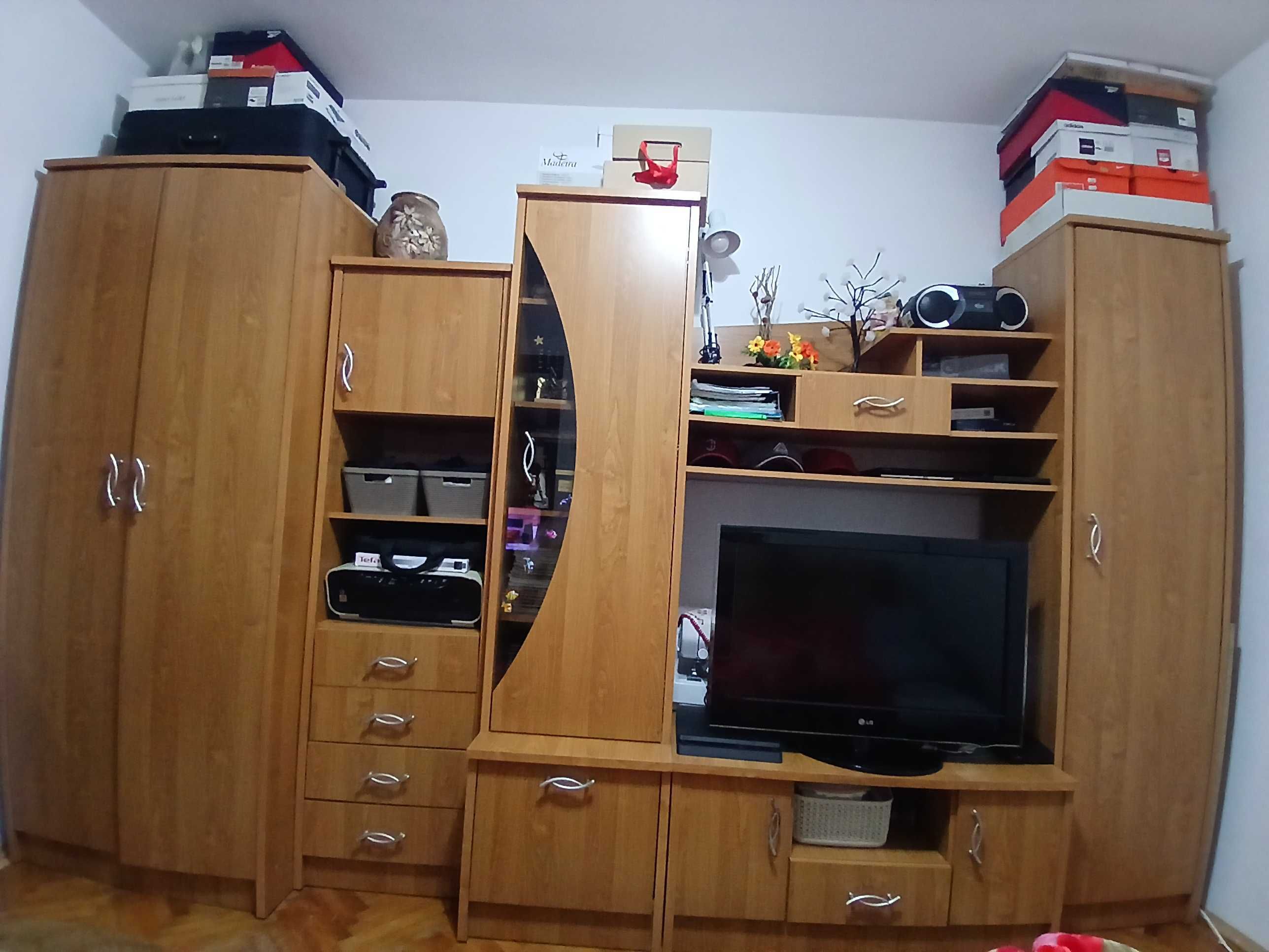 Mobila tineret impreuna cu canapea extensibila,TV LG si comoda .