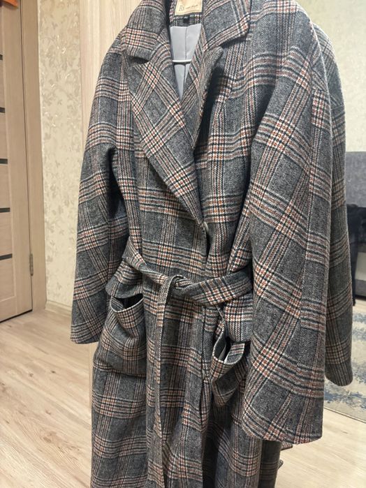 Пальто демисезон в отличном состоянии,размер 44(мой рост 165 ,вес 60)