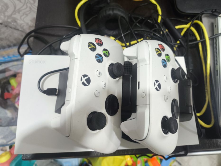 Продам xbox series s 2 геймпада и док станция
