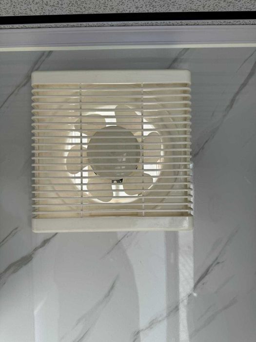 Grup sanitar cu WC și Duș.