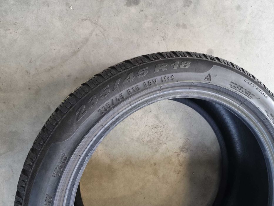 2 Anvelope de IARNA 235.45.18 'Pirelli' ; stare foarte buna