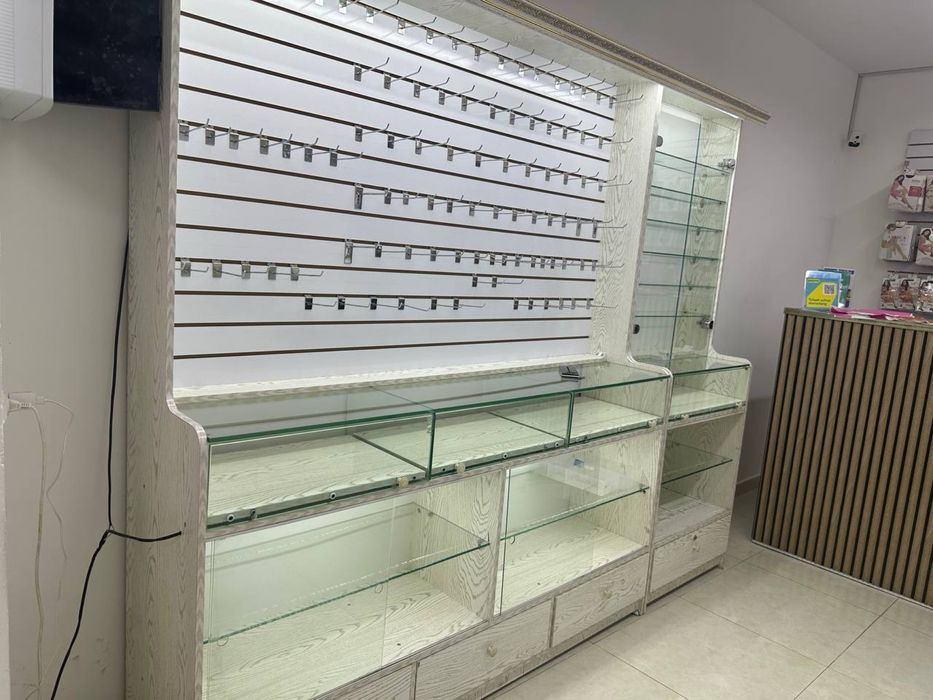 Торговая витрина для магазина срочно — стильная, с LED-светом