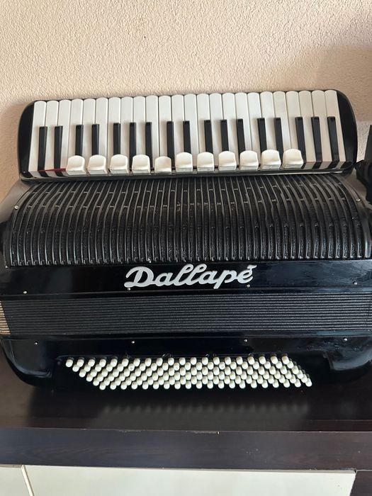 Продавам акордеон 120 баса италиански