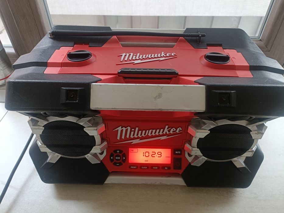Milwaukee C12 28 DCR radio FM, auxiliar, alimentare 220V si acumulator
