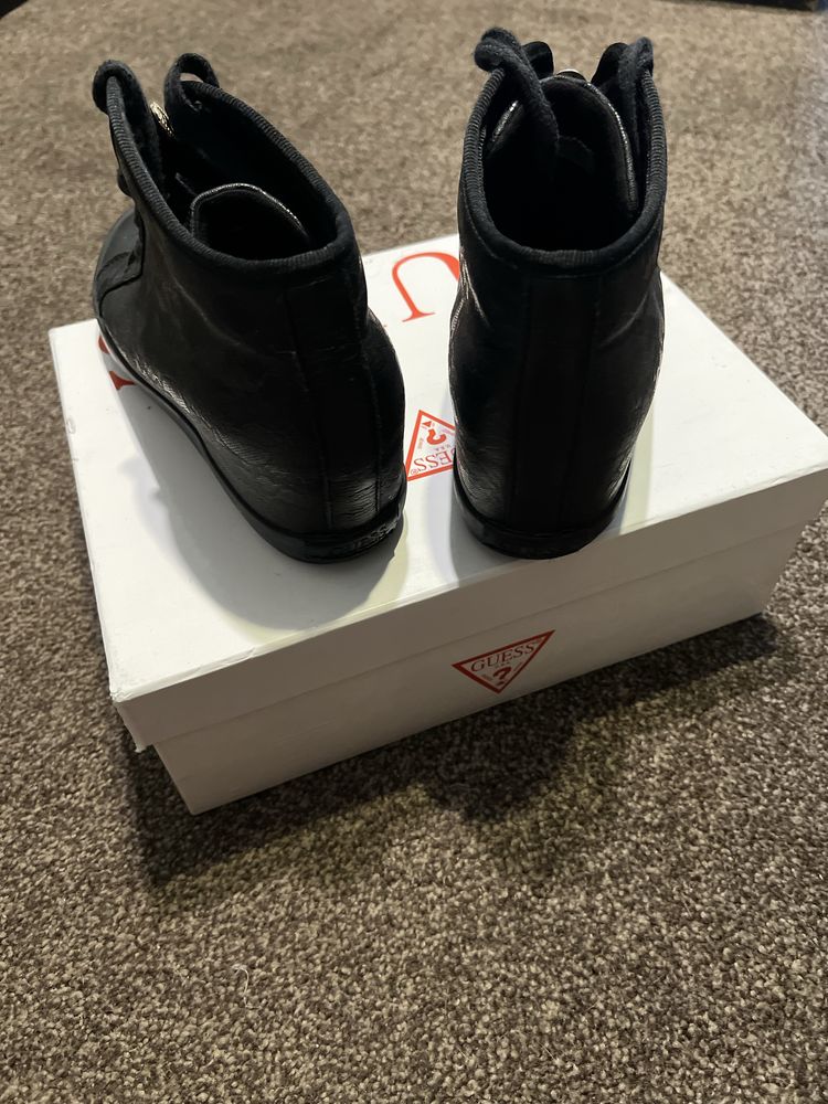 Кецове Guess на платформа