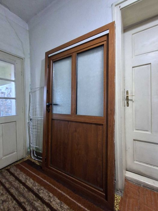 Алуминиева врата с рамка – Златен Дъб, армирано стъкло