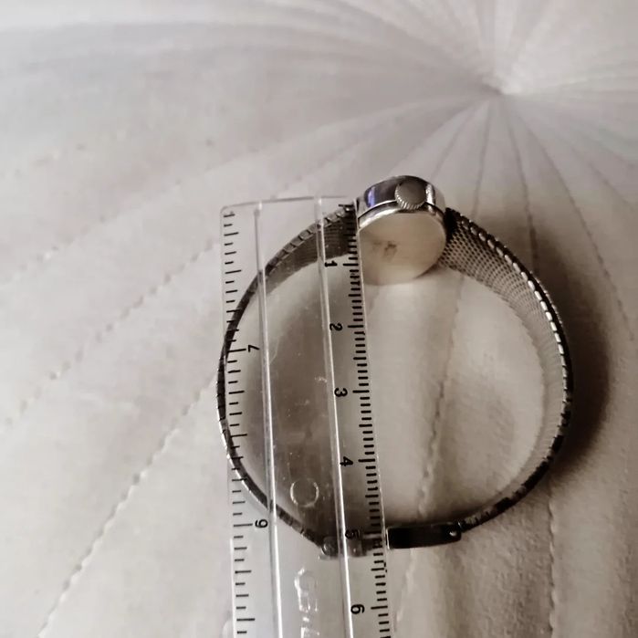 Сребърен, механичен часовник.