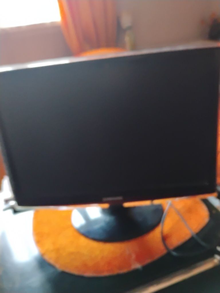 Продавам монитор Samsung